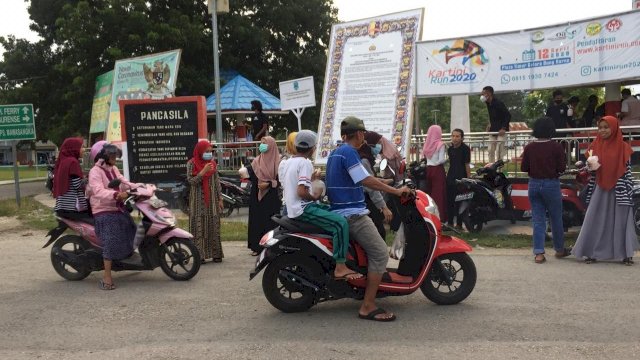 Alumni Tahun 2018 SMA Negeri 1 Mawasangka membagikan ratusan paket takjil di Simpang 4 Tugu Pancasila, Kecamatan Mawasangka, Kamis (14/05/2020).