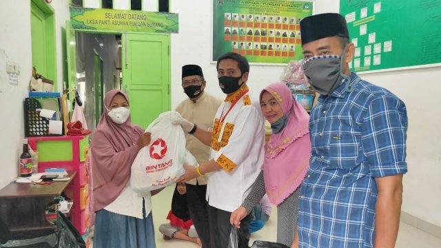 Ketua PMI Makassar Syamsu Rizal (Deng Ical), bersama Ilham Arief Sirajuddin (IAS), menyalurkan bantuan kepada Masyarakat terdampak Covid-19, Kamis (14/05/2020).
