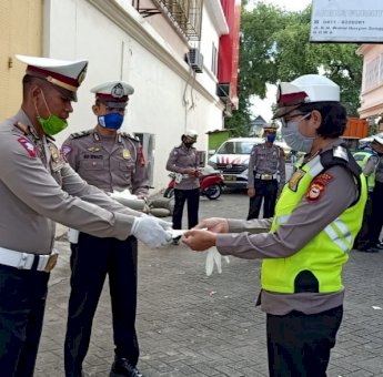 Operasi Ketupat 2020, Kasat Lantas Polres Gowa Bagikan Sarung Tangan dan Masker ke Personilnya