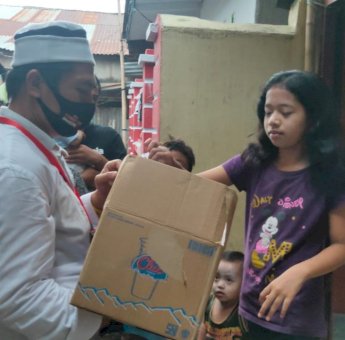 Sambil Tenteng Kardus, Deng Ical Keliling Bagi Bagi Takjil di Jalan Nuri