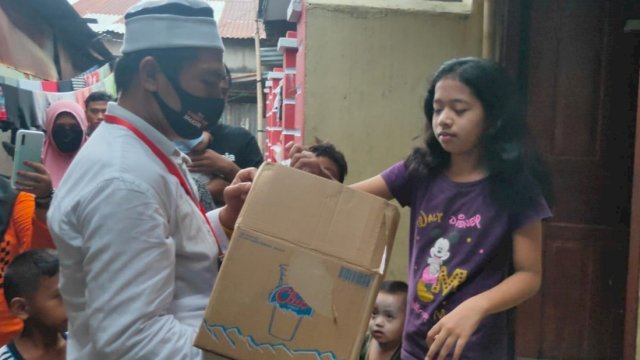 Sambil Tenteng Kardus, Deng Ical Keliling Bagi Bagi Takjil di Jalan Nuri
