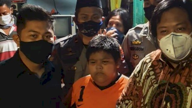 Putera Ilham Arief Sirajuddin (IAS), Amirul Yamin Ramadhansyah, mengunjungi RZ di Kabupaten Pangkep, Senin (18/05/2020).