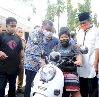 Nurdin Abdullah Hadiahi Rizal Beasiswa Tiga Tahun dan Satu Unit Motor Listrik