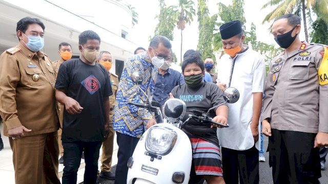 Nurdin Abdullah Hadiahi Rizal Beasiswa Tiga Tahun dan Satu Unit Motor Listrik