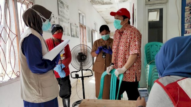 Ketua PMI Kota Makassar Syamsu Rizal (Deng Ical), meninjau pelaksanaan rapid test di kecamatan Tamalate, Selasa (19/05/2020).