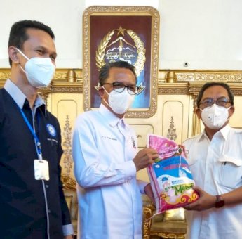 Bantu Masyarakat Sulsel, Pelindo IV Serahkan Bantuan 1.000 Paket Bahan Pokok