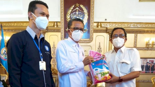 Bantu Masyarakat Sulsel, Pelindo IV Serahkan Bantuan 1.000 Paket Bahan Pokok