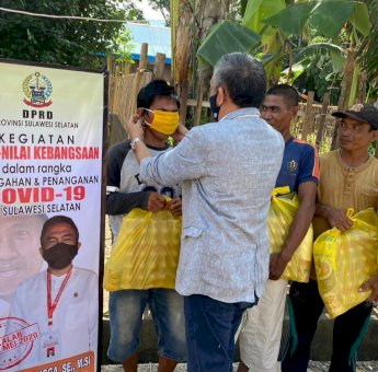 Legislator Sulsel Fahruddin Rangga Bagi-bagi Sembako di Takalar