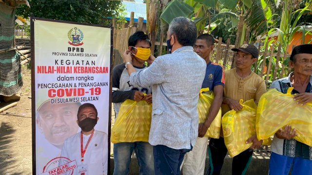 Legislator Sulsel Fahruddin Rangga Bagi-bagi Sembako di Takalar
