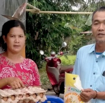 Pengurus Masjid AT – Taqwa Berbagi Paket Sembako