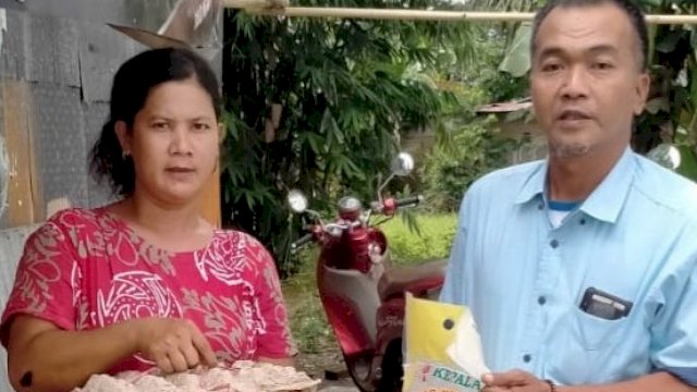 Pengurus Masjid AT – Taqwa Berbagi Paket Sembako