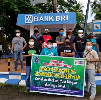 PWI Baubau Bersama Alumni Unair Bagikan Ratusan Hand Sanitizer dan Masker