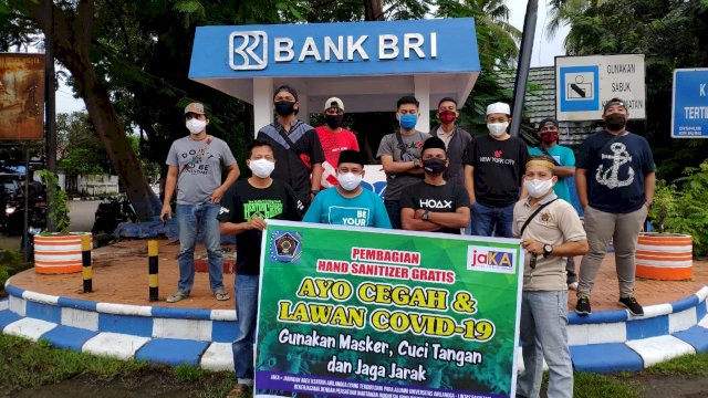 PWI Baubau Bersama Alumni Unair Bagikan Ratusan Hand Sanitizer dan Masker