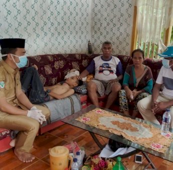 Kunjungi Remaja Penderita Kanker Tulang di Polindu, Ketua KNPI Buteng Gandeng Petugas Medis