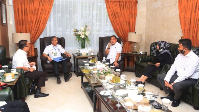 Pertemua Pj Wali Kota Makassar Prof. Yusran Yusuf dengan Jajaran Direksi PDAM, Rabu (27/05/2020).