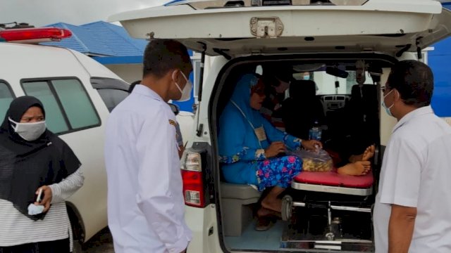 Sekda Buton Tengah Kostantinus Bukide, menjenguk remaja La Sali, saat akan dirujuk dari RSUD Buteng ke RS Siloam Baubau, Rabu (27/05/2020).