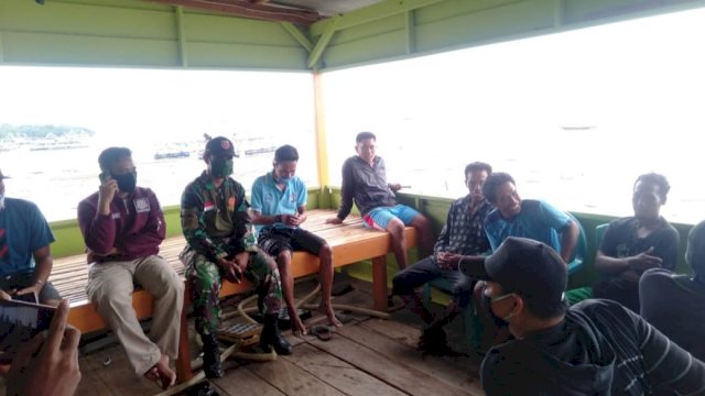 Proses mediasi Pemerintah Desa Terapung bersama Pelaku Ilegal Fishing, Polsek Mawasangka dan Koramil Mawasangka, Jumat (22/05/2020).