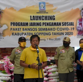 Bupati Soppeng Salurkan Sembako Ke Masyarakat Terdampak Covid-19