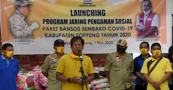 Bupati Soppeng Salurkan Sembako Ke Masyarakat Terdampak Covid-19