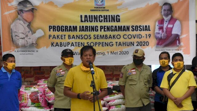 Bupati Soppeng Salurkan Sembako Ke Masyarakat Terdampak Covid-19