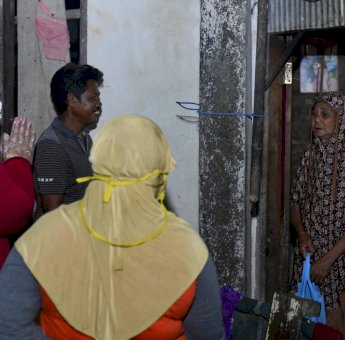 Dini Hari, Putera IAS Keliling Makassar Bagi-bagi Sembako