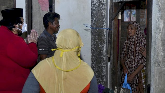 Putera Sulung Ilham Arief Sirajuddin (IAS), Amirul Yamin Ramsdhansyah, saat menyerahkan bantuan sembako di salah satu rumah warga di Kecamatan Manggala, Jumat (01/05/2020).