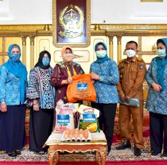 Ketua PKK Sulsel Serahkan Paket Sembako untuk Tiga Daerah dengan Jumlah Pasien Corona Tertinggi