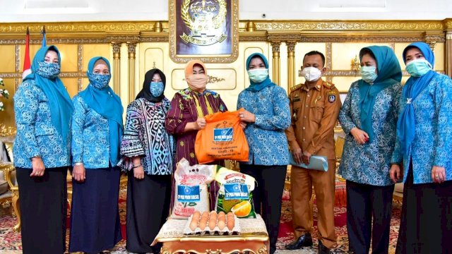 Ketua PKK Sulsel Serahkan Paket Sembako untuk Tiga Daerah dengan Jumlah Pasien Corona Tertinggi