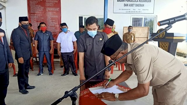 Bupati Buton Tengah Samahuddin (La Ramo), menandatangani SK saat pelantikan Pejabat PDAM Buteng, di Kantor Bupati Buteng, Senin (04/05/2020).