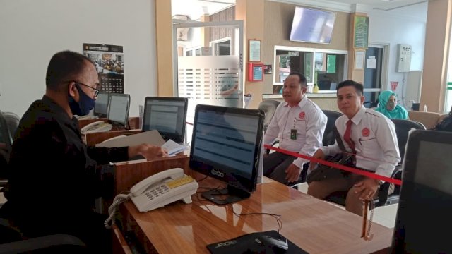 Kuasa Hukum AR mendaftarkan Praperadilan di Pengadilan Negeri Baubau, Senin (04/05/2020).