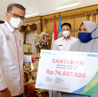 Gubernur Sulsel Serahkan 1.200 Paket Sembako BPJS Ketenagakerjaan ke Serikat Pekerja