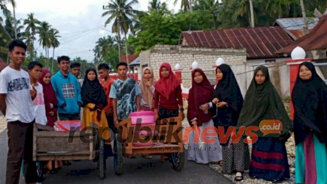 Rayakan Kelulusan, siswa SMA Negeri 2 Mawasangka Buteng Bagikan Takjil Kepada Masyarakat