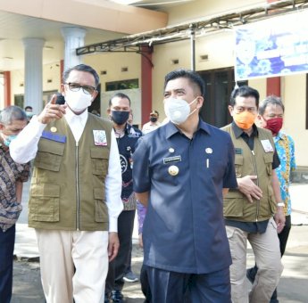 Gubernur NA Serahkan Bantuan Penanganan Covid-19 di Maros