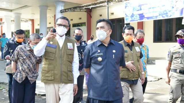 Gubernur Sulsel Prof. Nurdin Abdullah (NA), bersama Bupati Maros Hatta Rahman, meninjau Posko Penanganan Covid-19 Kabupaten Maros, Jumat (08/05/2020).