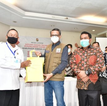 Gubernur Sulsel Salurkan Bantuan Penanganan Covid-19 Non-APBD ke 11 Kabupaten dan Kota