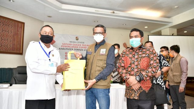 Gubernur Sulsel Salurkan Bantuan Penanganan Covid-19 Non-APBD ke 11 Kabupaten dan Kota