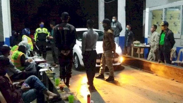Pengecekan Kendaraan yang masuk ke wilayah Kabupaten Soppeng, Senin (11/04/2020).