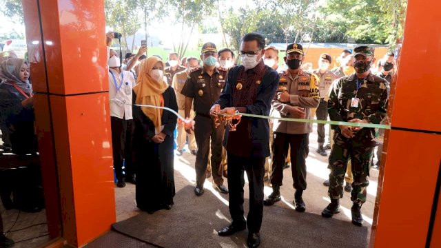 Gubernur Sulsel Prof. Nurdin Abdullah meresmikan Infection Center RSUD Sayang Rakyat dan RSUK Dadi, Senin (11/05/2020).