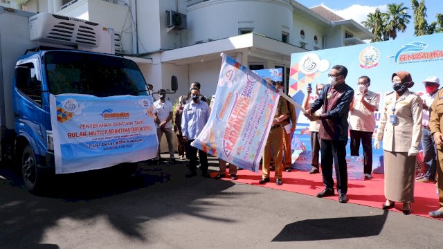 1.700 Paket Bantuan Ikan Hasil Beli dari Nelayan Pancing Disalurkan ke Masyarakat