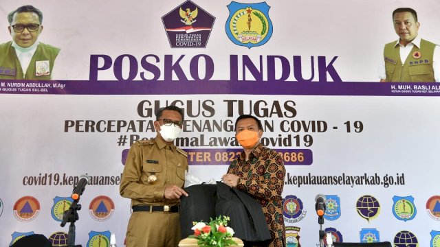Bersama Forkopimda, Gubernur NA Salurkan Bantuan Dari Para Donatur di Selayar