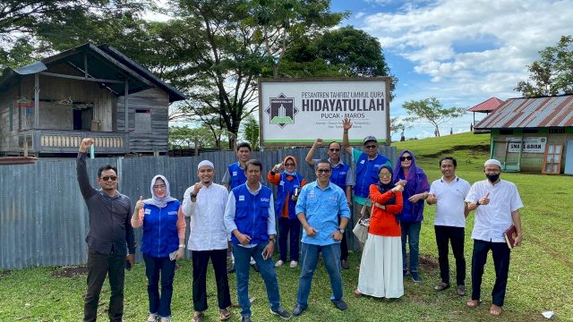 Pengurus Apindo Sulsel saat menyalurkan bantuan di Pondok Pesantren Tahfizh Hidayatullah, Pucak Maros, Rabu (13/05/2020).