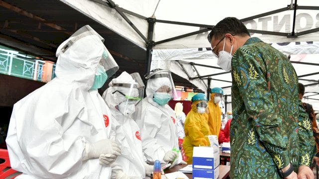 Gubernur Sulsel Tinjau Rapid Test Massal Pasar Terong
