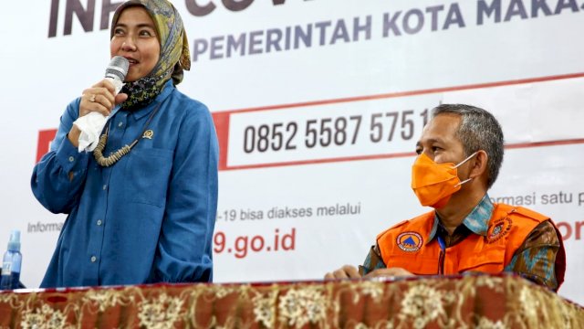 Anggota Komisi IX DPR RI Aliyah Mustika Ilham, memberikan sambutan saat menyalurkan bantuan APD di Posko Gugus Tugas Penanganan Covid-19 Kota Makassar, Kamis (14/05/2020).