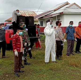 Pakai APD Lengkap, Bupati Buteng Pimpin Langsung Penjemputan Pasien Positif Covid-19 di Masteng