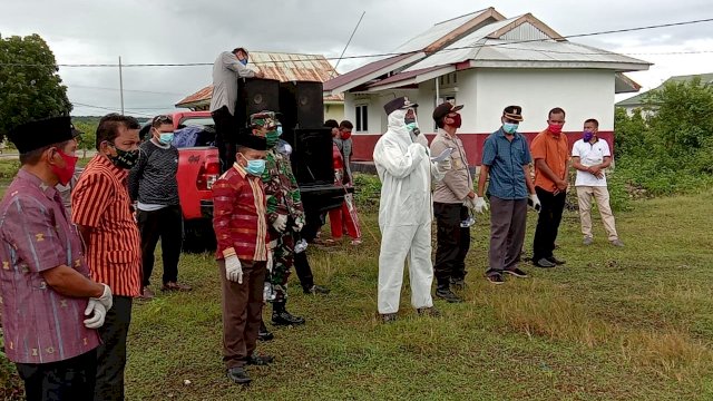 Bupati Buton Tengah Samahuddin (memakai APD lengkap), menjemput warga Mawasangka Tengah yang positif terpapar Virus Corona, Minggu (17/05/2020).