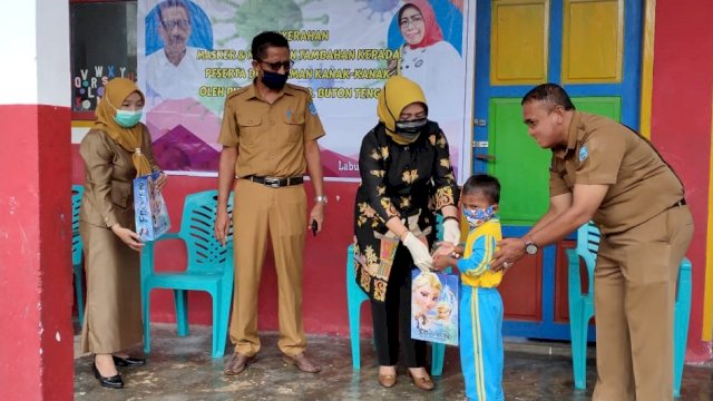 Bunda PAUD Buteng bagikan Paket Makan Minum dan Masker
