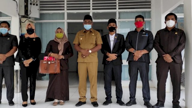 Bupati Buteng yang juga Ketua DPC PDI-Perjuangan, Samahuddin (La Ramo), bersama Ketua DPRE Bobi Ertanto, dan beberapa Anggota Fraksi PDI-Perjuangan DPRD Kabupaten Buton Tengah.