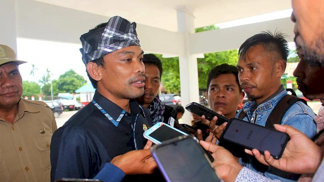 Ketua DPRD Buton Tengah (Buteng) Bobi Ertanto, diwawancarai awak media.