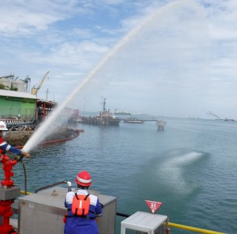 Tanggulangi Tumpahan Minyak di Pesisir Pantai Makassar, Ini yang Dilakukan Pertamina