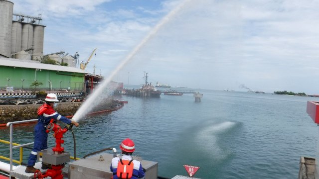 Tanggulangi Tumpahan Minyak di Pesisir Pantai Makassar, Ini yang Dilakukan Pertamina